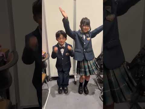 学生ランウェイでジェームズミームする姉弟。