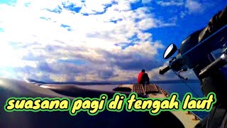 MENIKMATI SUASANA PAGI DI TENGAH LAUT