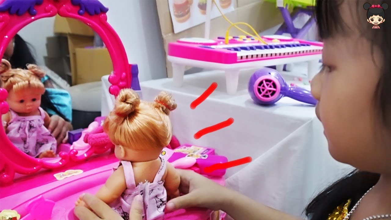 น้องดีไซน์ ช่วยแม่เลี้ยงน้อง EP.4 Design Pretend Play with Baby Doll