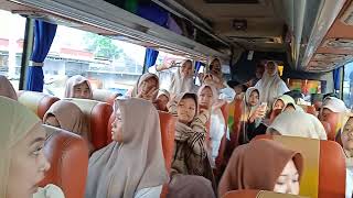 suasana di dalam bis wisata tujuan pantai carita nginap di vila mei 2023 mts Alhidayah