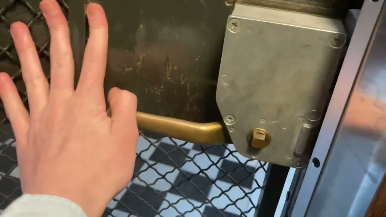 Tiny Flohrs (modded by Hiss-Craft) traction lift at Sibyllegatan 18, Stockholm, Sweden