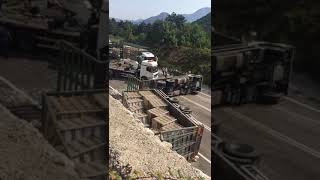 Geyve Soğuksu'da tavuk yüklü TIR devrildi (1)