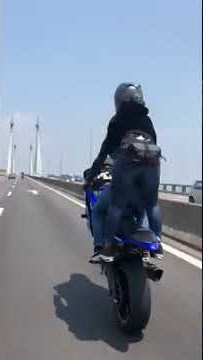 Viral!!! Biker wheelie kat Jambatan Pulau Pinang...awek siap berdiri lagi. Awesome!!!