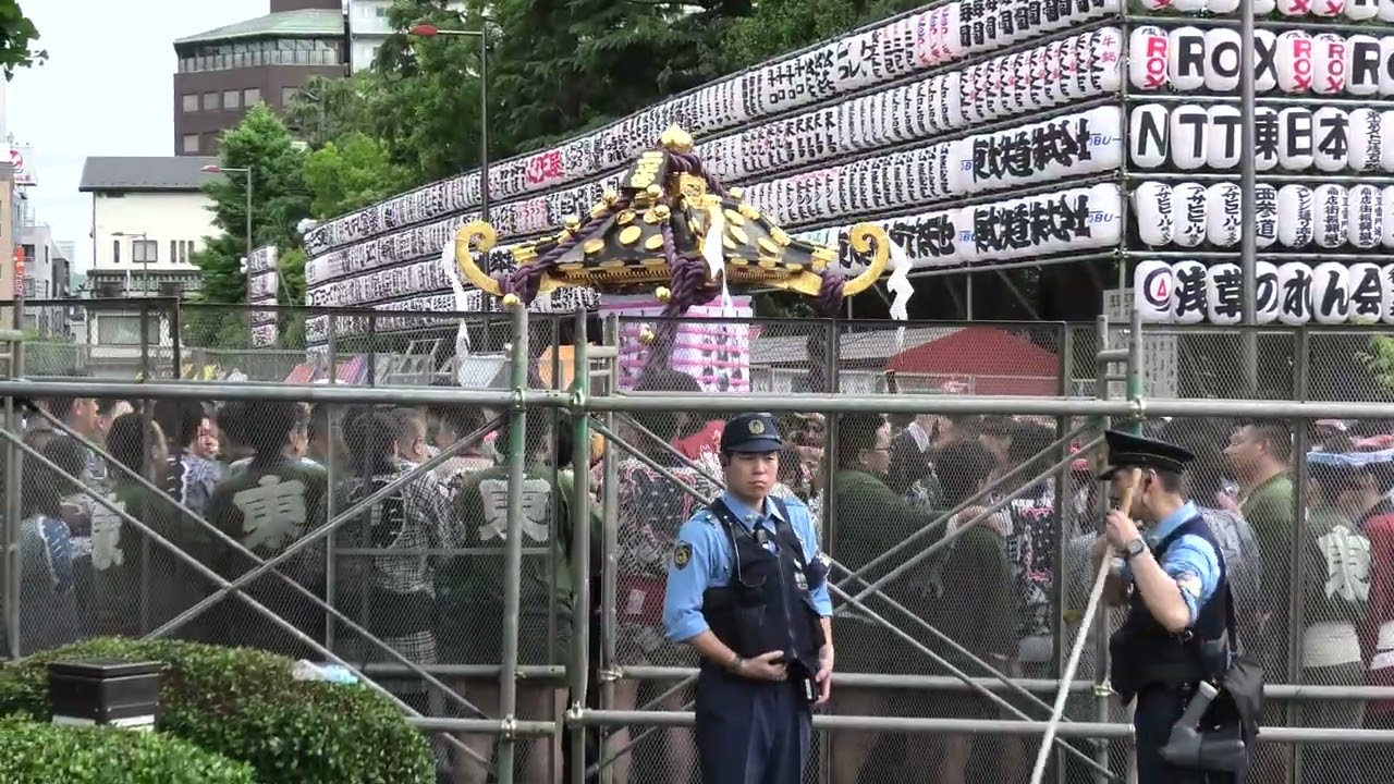2025年浅草神社例大祭 本社神輿宮出し - YouTube