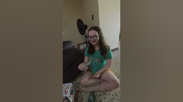 Luciana Opening Baldurs Gate 3 for Christmas