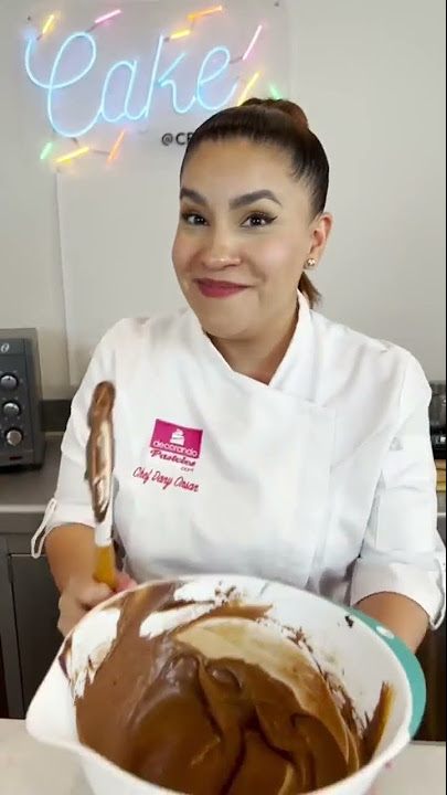 Torta de vainilla con chispas de chocolate,relleno de manjar blanco, baño  de ganage y forrado en masa elástica, temática de Pou Emo! Feliz  cumpleaños, By Vaninis