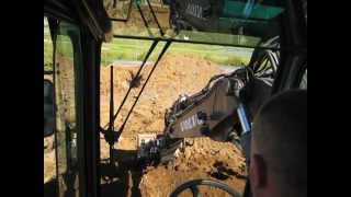 Volvo EW 140 b loading semi.