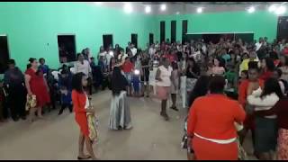 A Resposta (Cantora Ariane Loureiro e a igreja louvando ao Senhor)