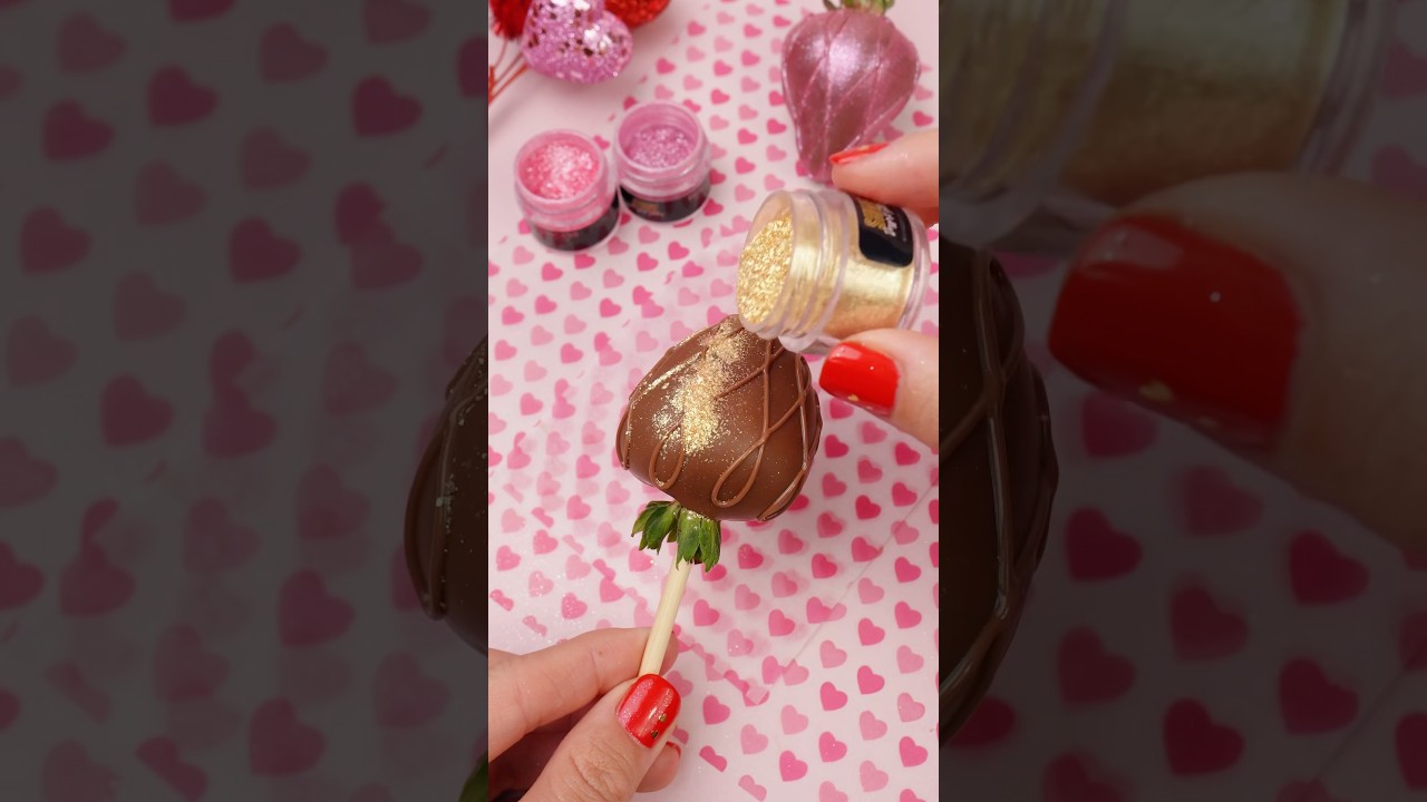 Transform your treats with our edible glitter!Add a little sparkle to your chocolate strawberries!✨