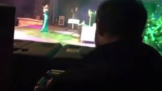 Yıldız Tilbe Harbiye Yalnız Çiçek Sahne Içi Resimi