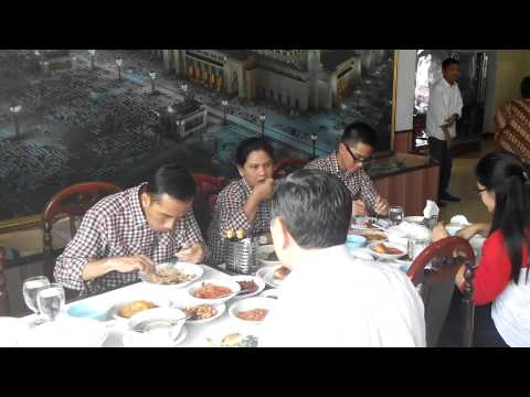 full-jokowi-makan-siang-sekeluarga-secara-sederhana-di-restoran-muslim-rembulan-brastagi
