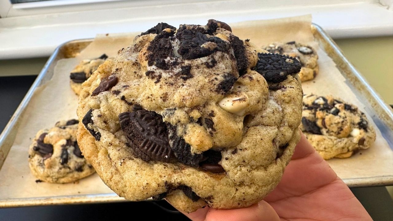Thick Bakery Style Recipe! Soft in the Middle crispy edge cookies