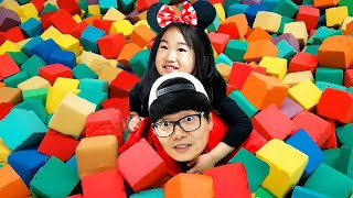 Boram bermain di taman bermain dalam ruangan dan ruang blok