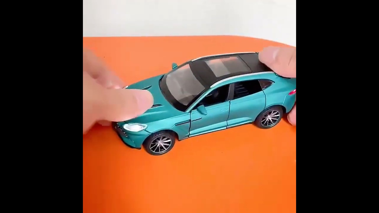 アストンマーティン DBX ミニカー 1/32 全4色 ライト点灯 エンジン