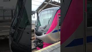 京王5000系のよみうりランド駅を発車するシーン