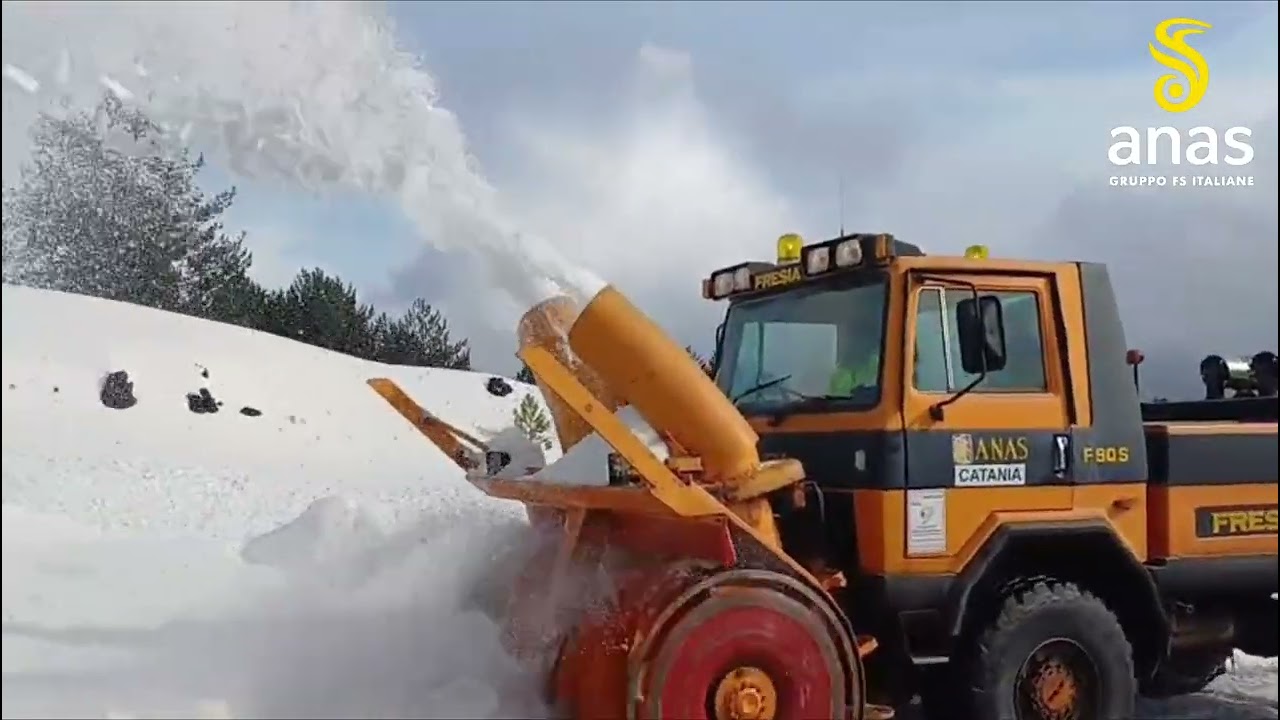 Etna, via la neve dalle strade