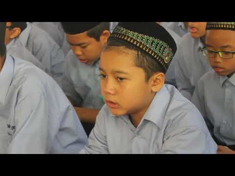 ziarah-kubur-ke-makam-kh.-hasyim-asy'ari-dan-kh.-abdurahman-wahid-di-ponpes-tebuireng-jombang.