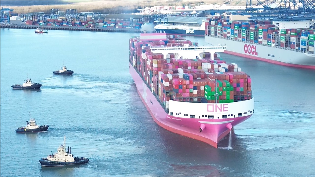 ONE Infinity breaks away from Felixstowe Berth 9, assistance of 4 Svitzer tugs  14th February 2026