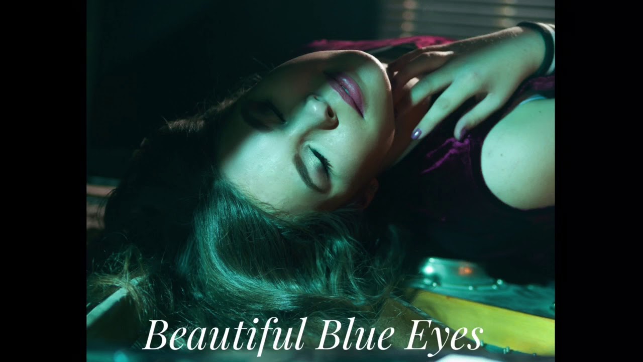 Фотошоу сооблазнительной Clarice - Blue Eyed