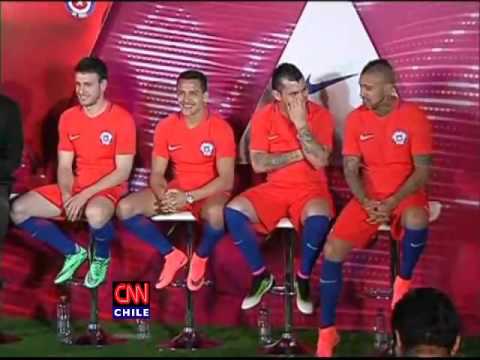 El trolleo de Gary Medel a Arturo Vidal en plena conferencia