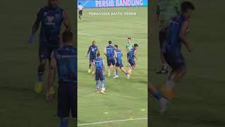 Pemanasan Santai Para Pemain Persib Sebelum Mengalahkan Borneo Fc shorts