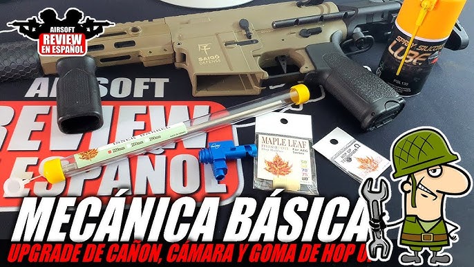 Pistola de airsoft en la mesa de madera, preparación para jugar al airsoft.