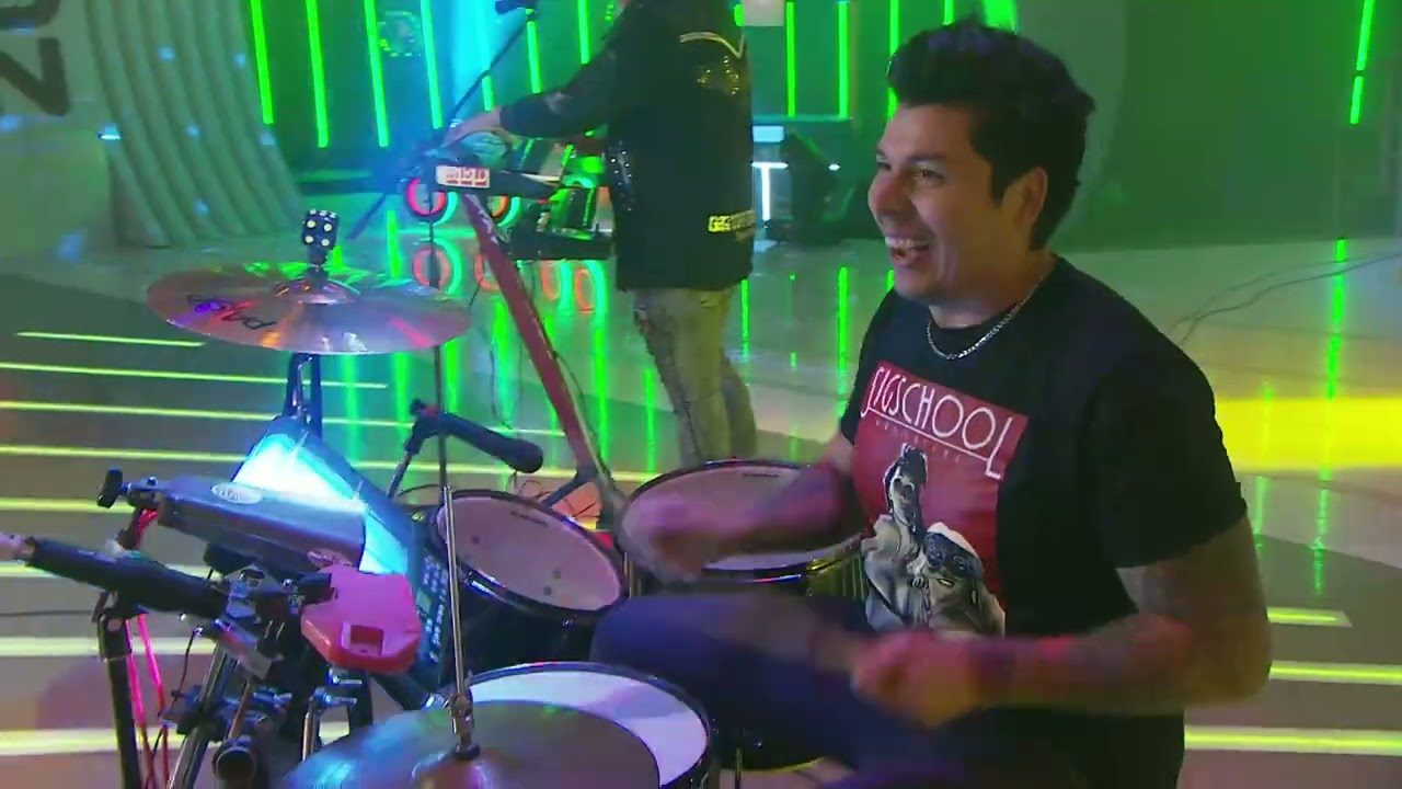 Ale Beltzer tocando la batería con Javito Grupo Red.
