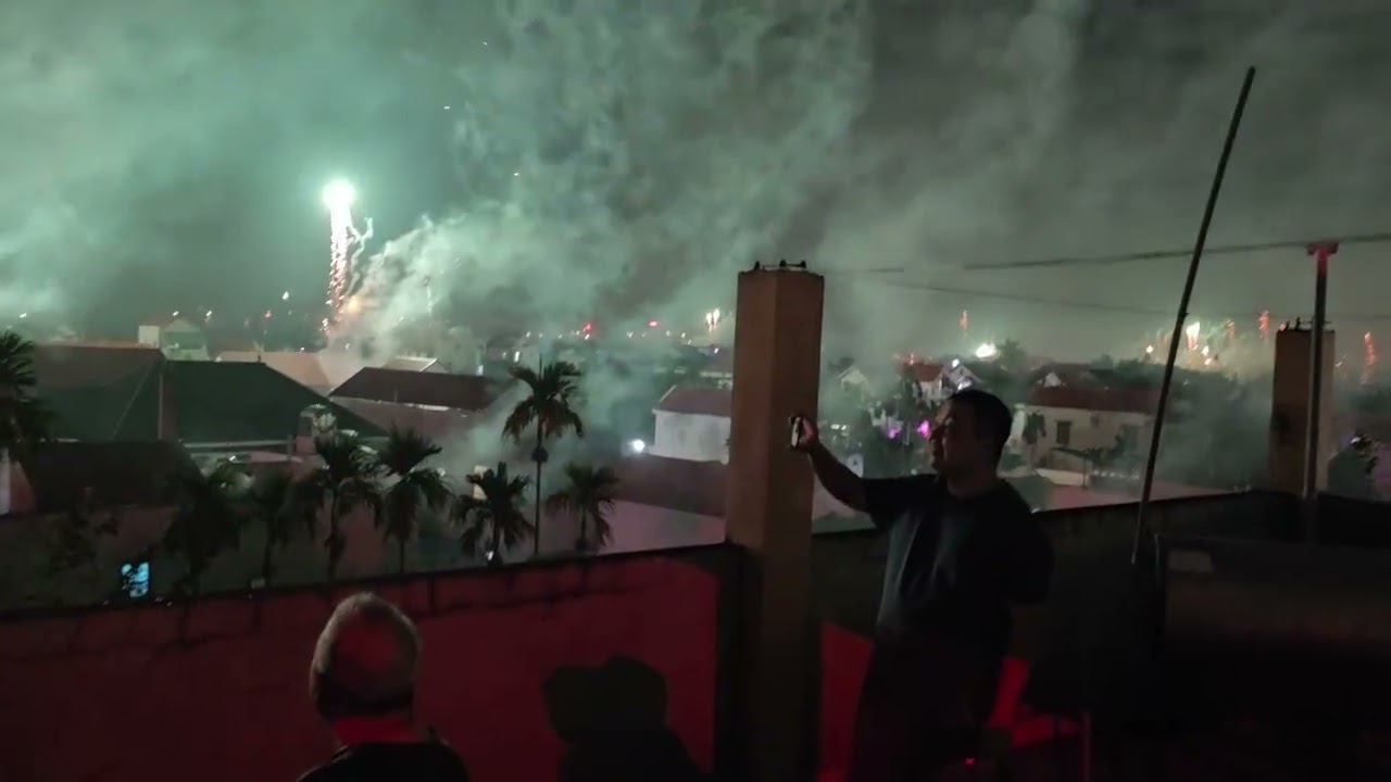 Pháo hoa 2026 nhìn từ nhà mình