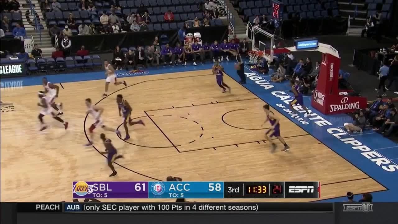 Marshall Plumlee attacks the rim!