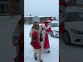 Дед Мороз и Снегурочка едут в гости