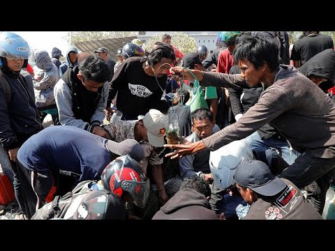 Un homme sorti vivant des décombres à Palu en Indonésie