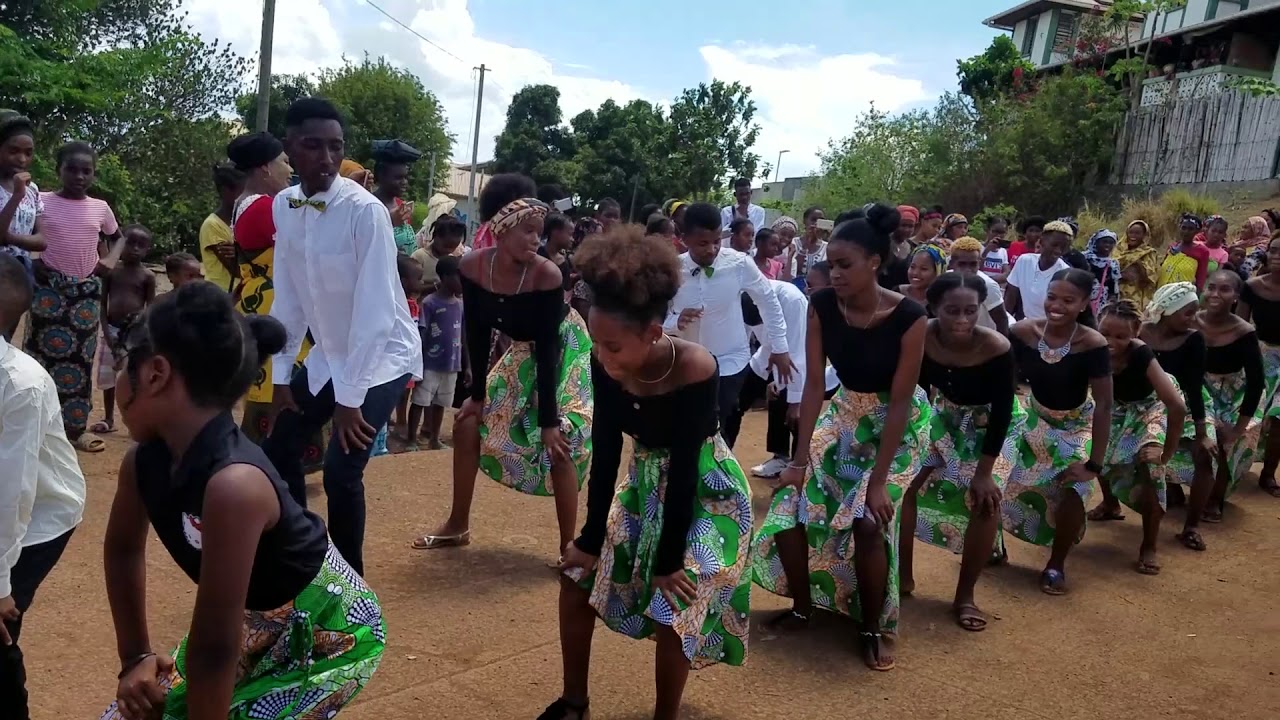 les jeunes du salons de cavani ( l’accueil du marie)