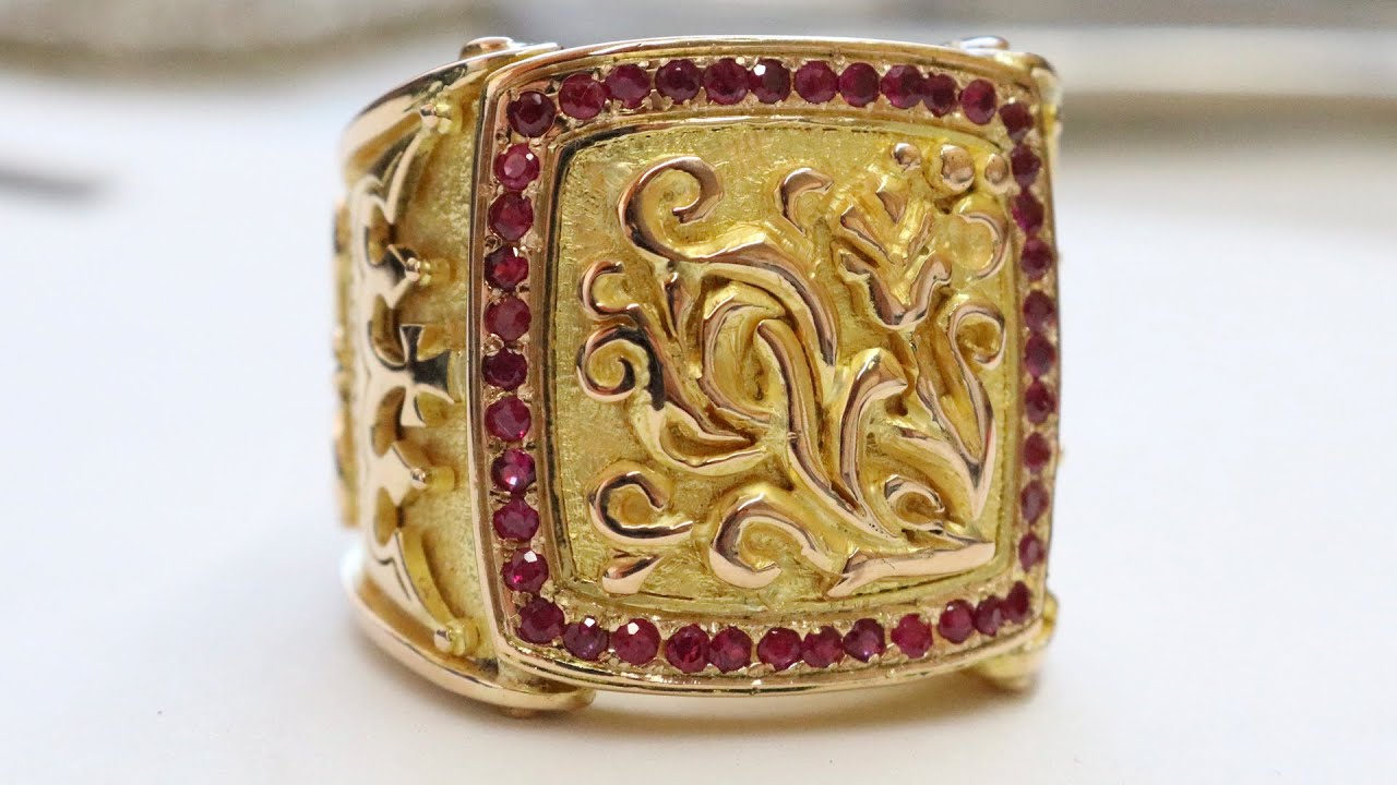 Anillo de 40 gramos de oro con rubís naturales/A 40 gram gold ring with natural rubies