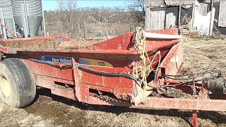 How a NH manure spreader works.