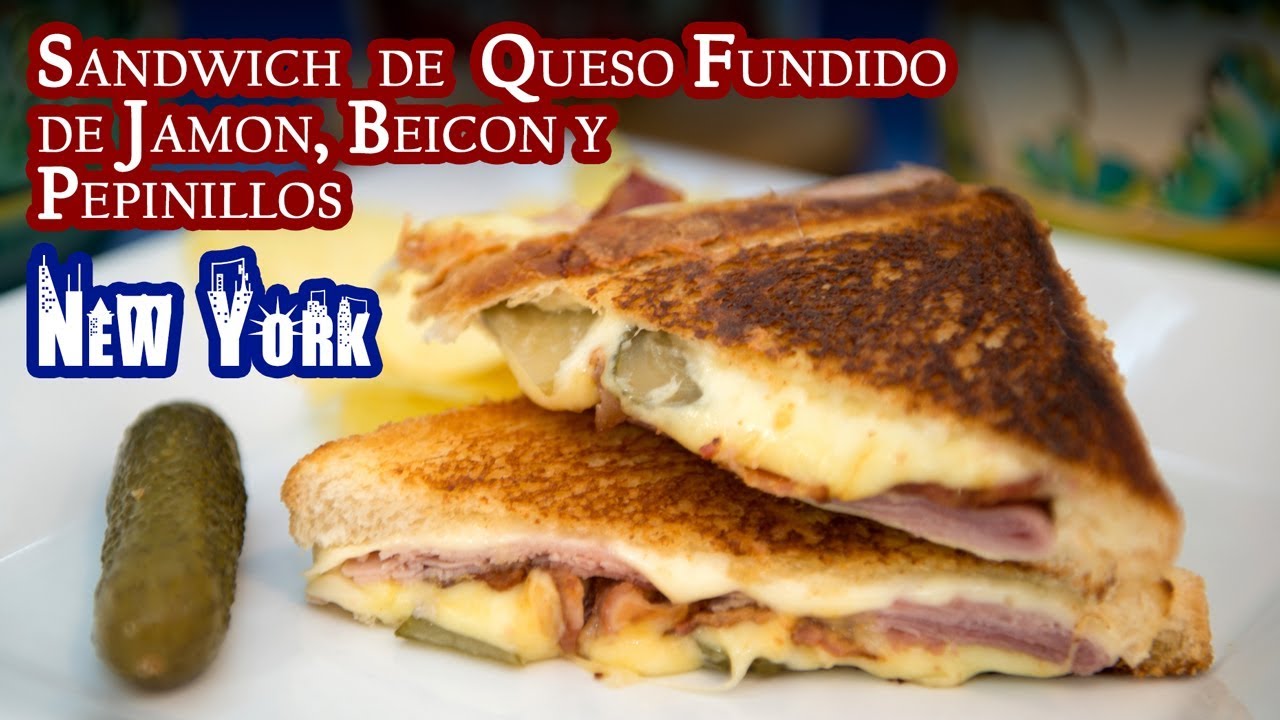 Sandwich Queso Fundido de Jamon, Beicon, Pepinillos Estilo New York Delicatessen