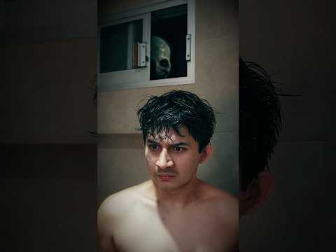 NUNCA cierres los ojos al bañarte💀…