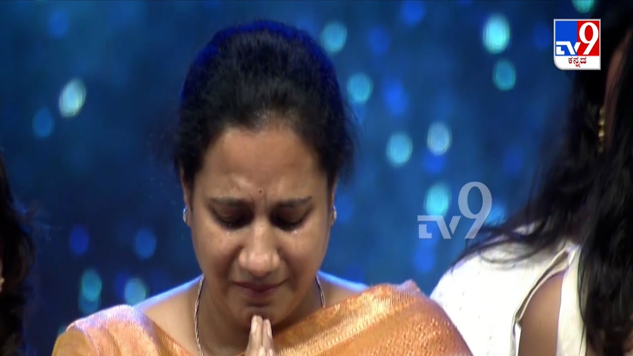 Puneetha Parva : ಬೊಂಬೆ ಹೇಳುತೈತೆ ಹಾಡನ್ನು ಕೇಳಿ ವೇದಿಕೆ ಮೇಲೆ ಕೈ ಮುಗಿದು ಕಣ್ಣೀರಿಟ್ಟ ಅಶ್ವಿನಿ ಪುನೀತ್