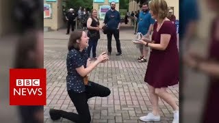 Double marriage proposal video goes viral - BBC News