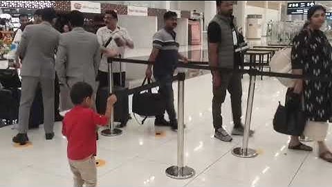 എയർപോർട്ടിനുള്ളിൽ ആണെങ്കിലും ഞാൻ ഇങ്ങനെയാ