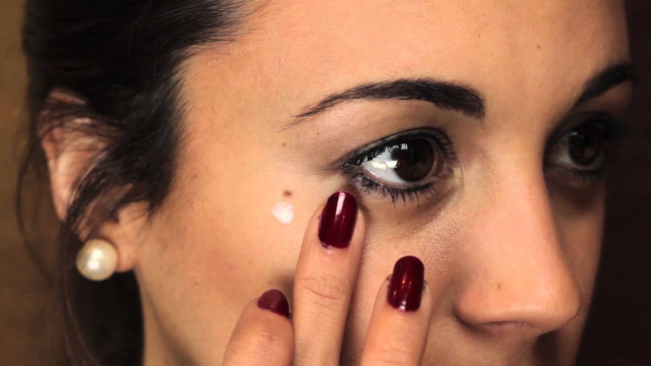 #AprendeconTCUIDA a aplicar el CONTORNO DE OJOS - YouTube
