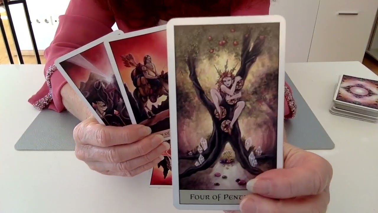 Jemand hält krampfhaft fest. Da ist sowohl körperliche Anziehung als auch tiefe Gefühle.