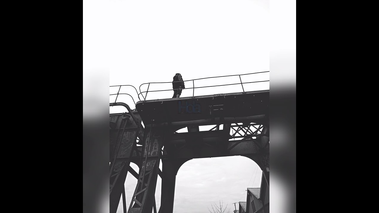 Vocal range of 14 octaves. A long vocal range. 