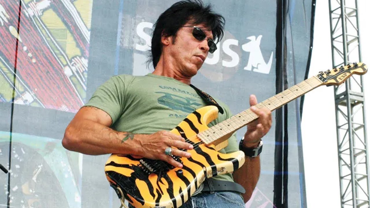 Finding an electric guitar in Project Zomboid be like YouTube