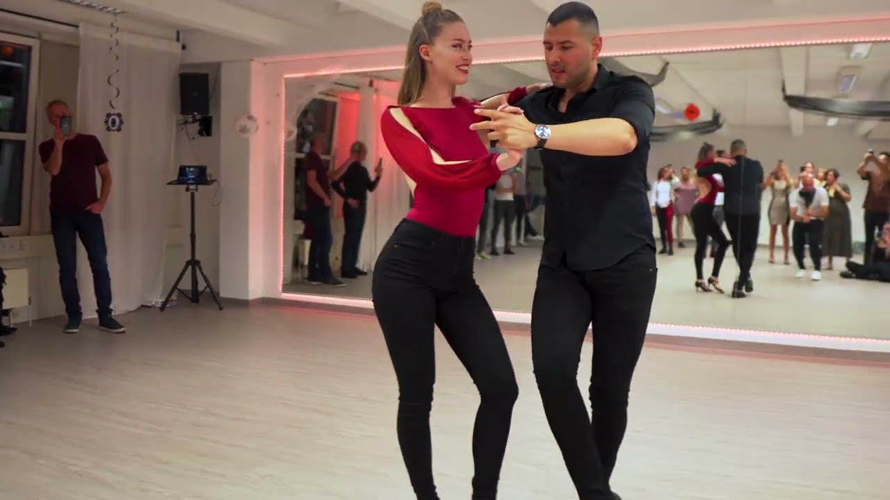 Monotonía - Shakira, Ozuna | Bachata Dance | Roberto & Magdalena