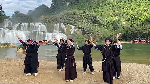 Trẩy hội Cao Bằng cùng đội văn nghệ đồng bào Nùng An, Lũng Rì múa tại Thác Bản Giốc