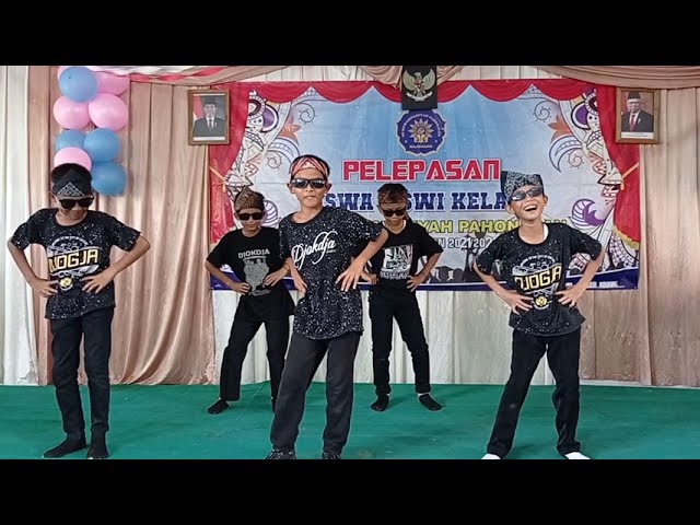 Tarian Aneh u0026 Lucu 😂 | Joget Paijo Mix class=