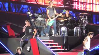 One Direction: Ziam kiss!? + Band Intro + Covers [HD] 09/11/14 Rose Bowl Stadium