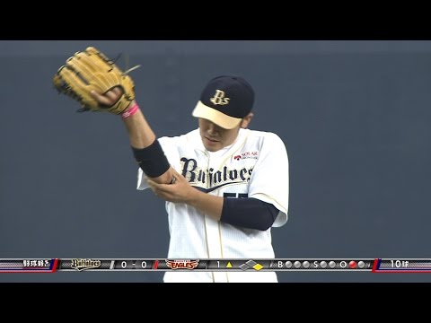 【プロ野球パ】T-岡田、肘すりむいちゃったけどナイスプレー 2015/05/12 Bs-E