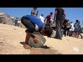 نازحون يصطفون للحصول على المياه في مخيم النصيرات وسط قطاع غزة