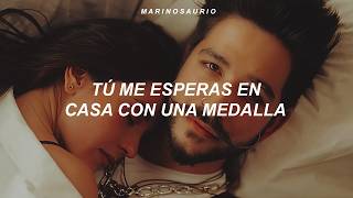 Camilo, Evaluna Montaner - La Medalla (Letra) "y si perdí la batalla..." 🏅